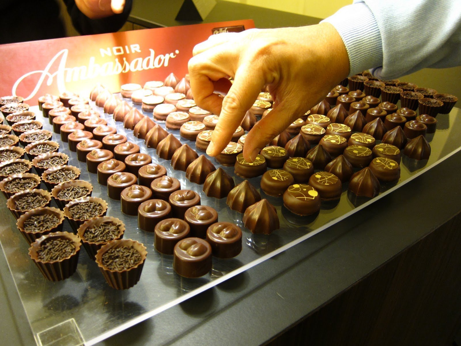 Покажи шоколадную фабрику. Швейцарский шоколад Cailler. Швейцария шоколадная фабрика Цюрих. Шоколад Cailler музей. Шоколадная фабрика в Швейцарии в броке.