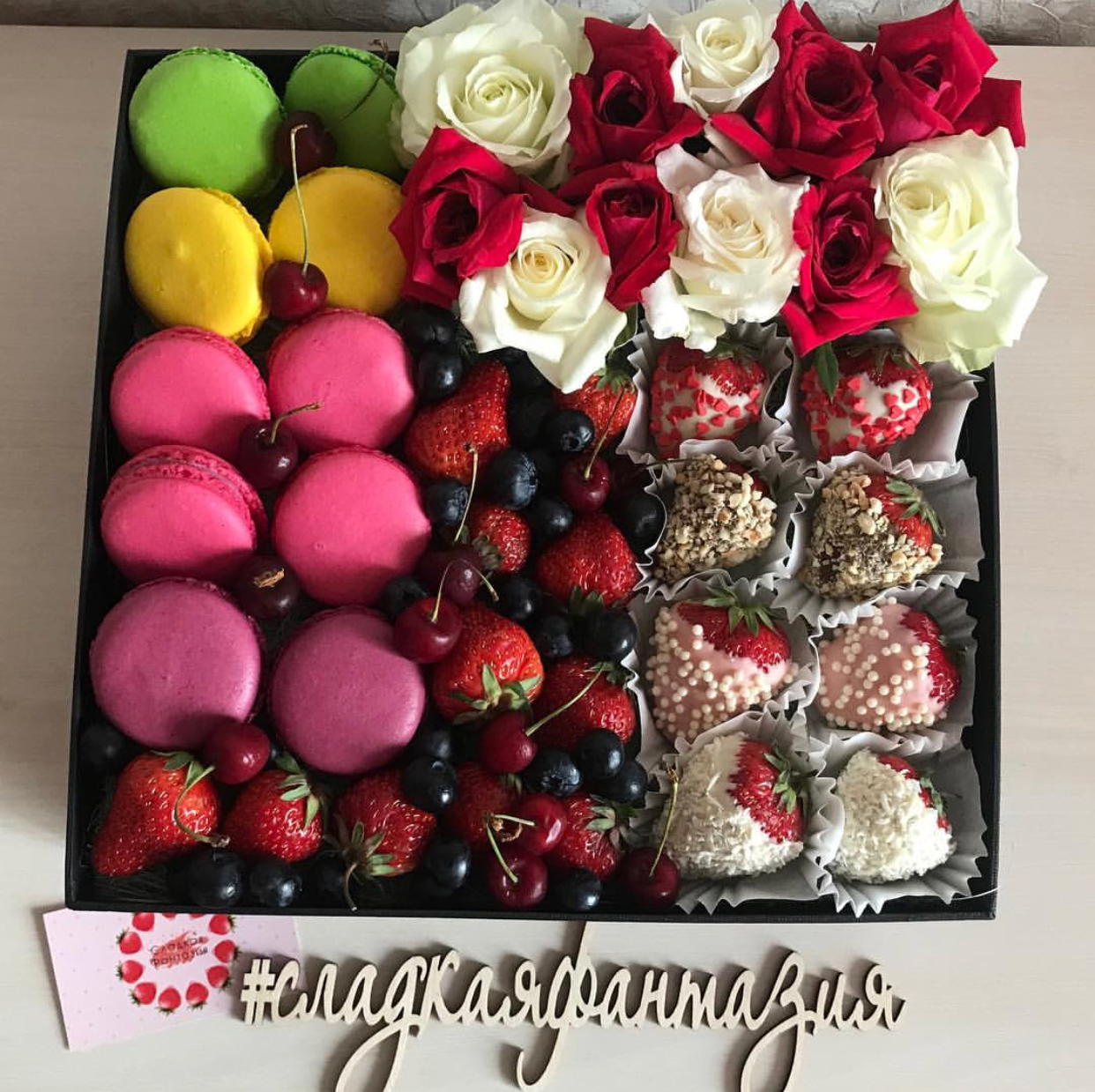 Клубника в шоколаде. Клубника в шоколаде в коробке. Коробка с фруктами и конфетами. Клубника в шоколаде и цветы в коробке.