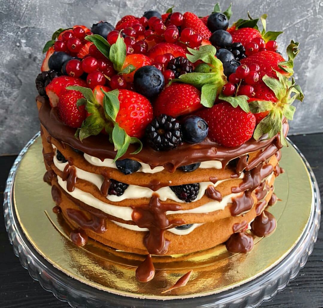 Медовик украшенный клубникой