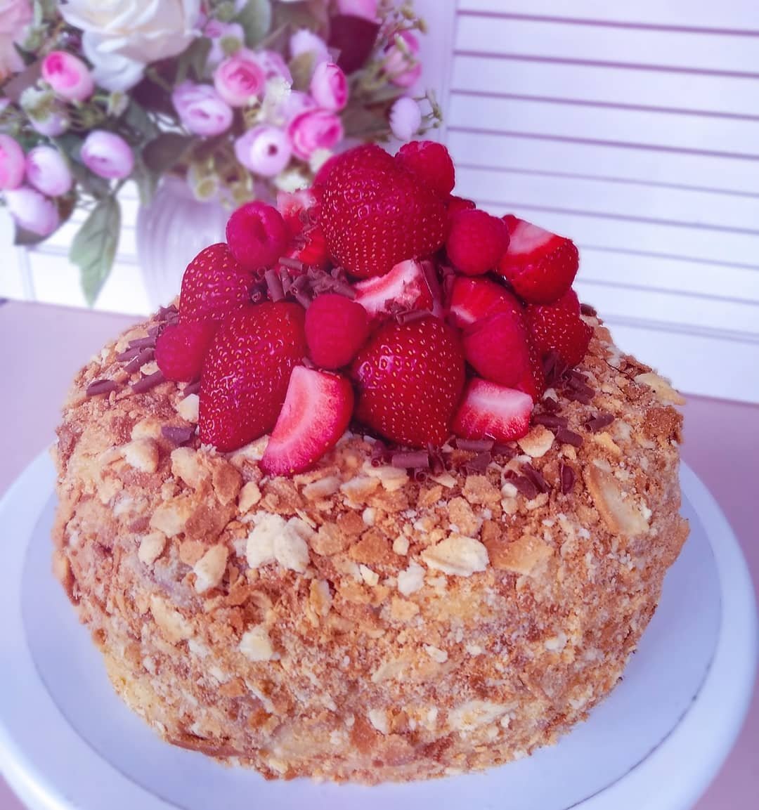 Медовый торт украшенный клубникой