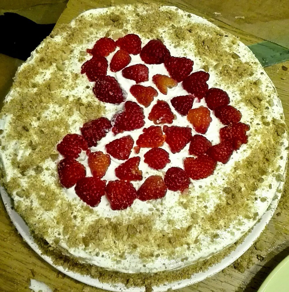 Украшение торта ананасами и клубникой