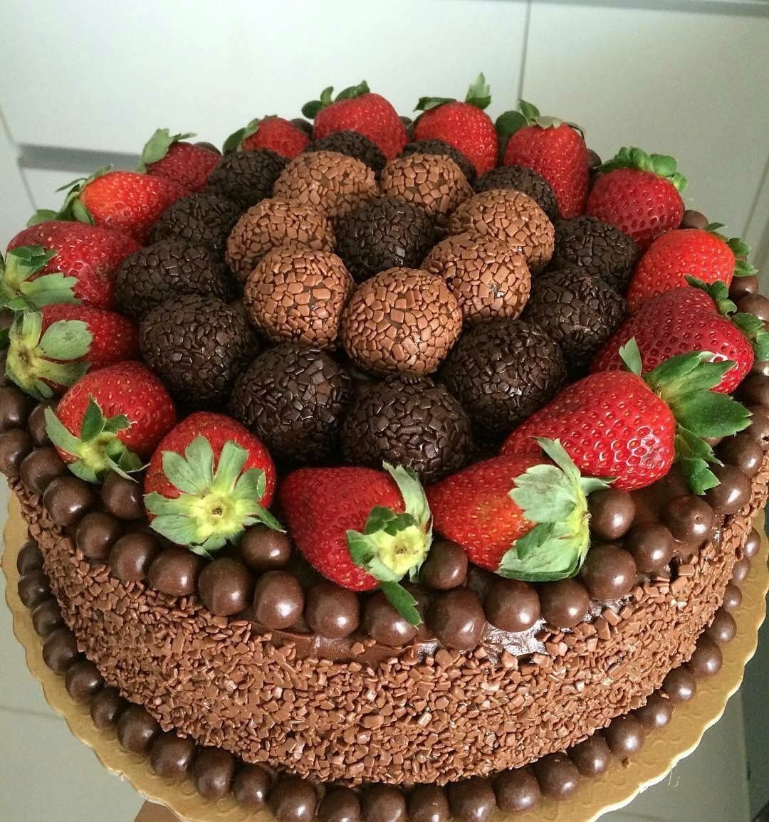 Шоколадный торт с клубникой