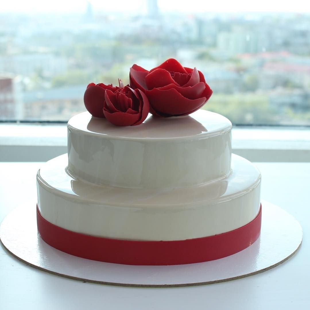 Белый торт с красными сердечками