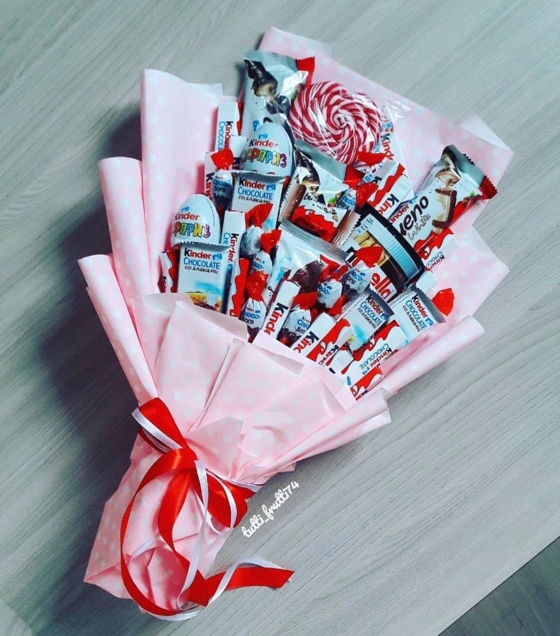 Конфеты в красной коробке