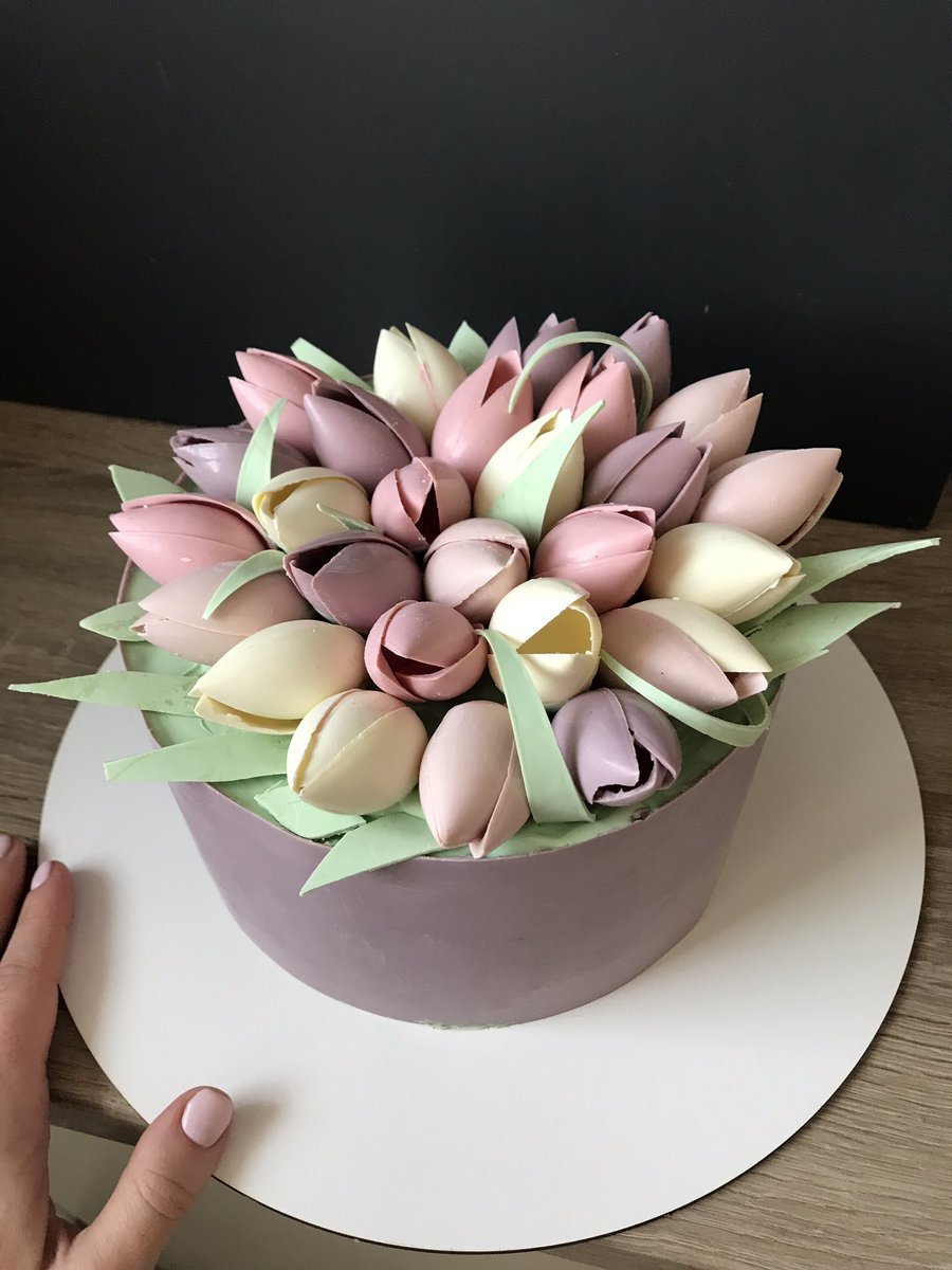 Торт с тюльпанами из шоколада