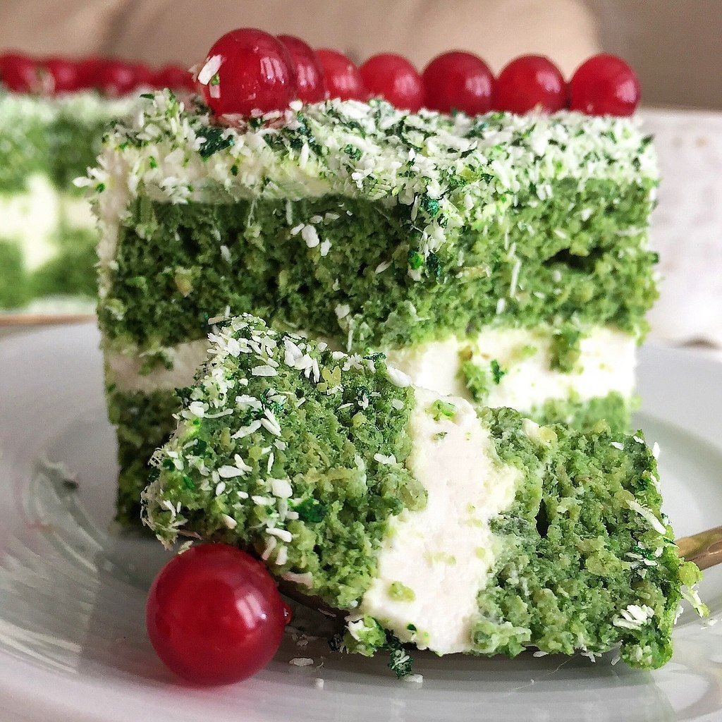 Огромный кусок торта