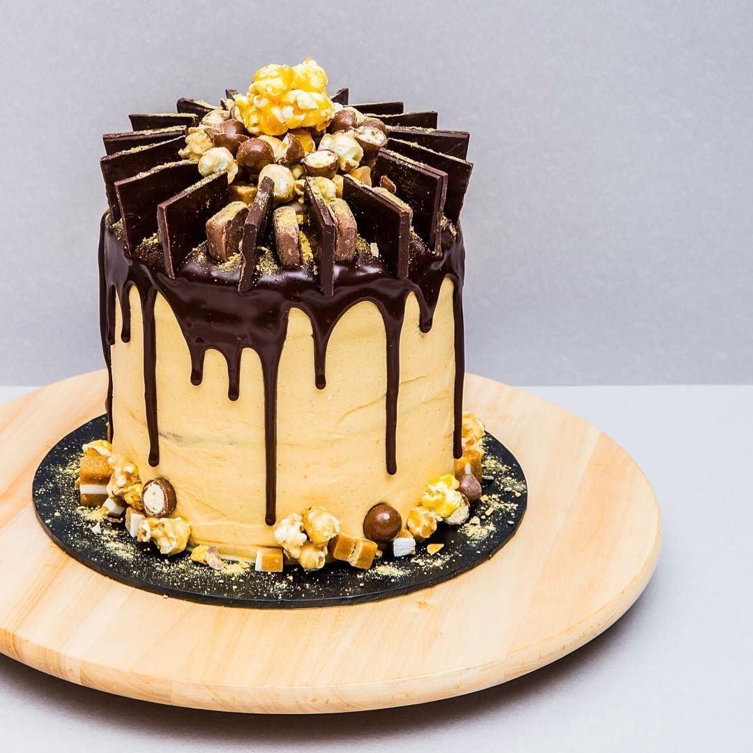 Украшение торта золотом. Торт ганаш карамель. Украшение шоколадного торта. Торт с шоколадным декором. Торт с шоколадными подтеками.