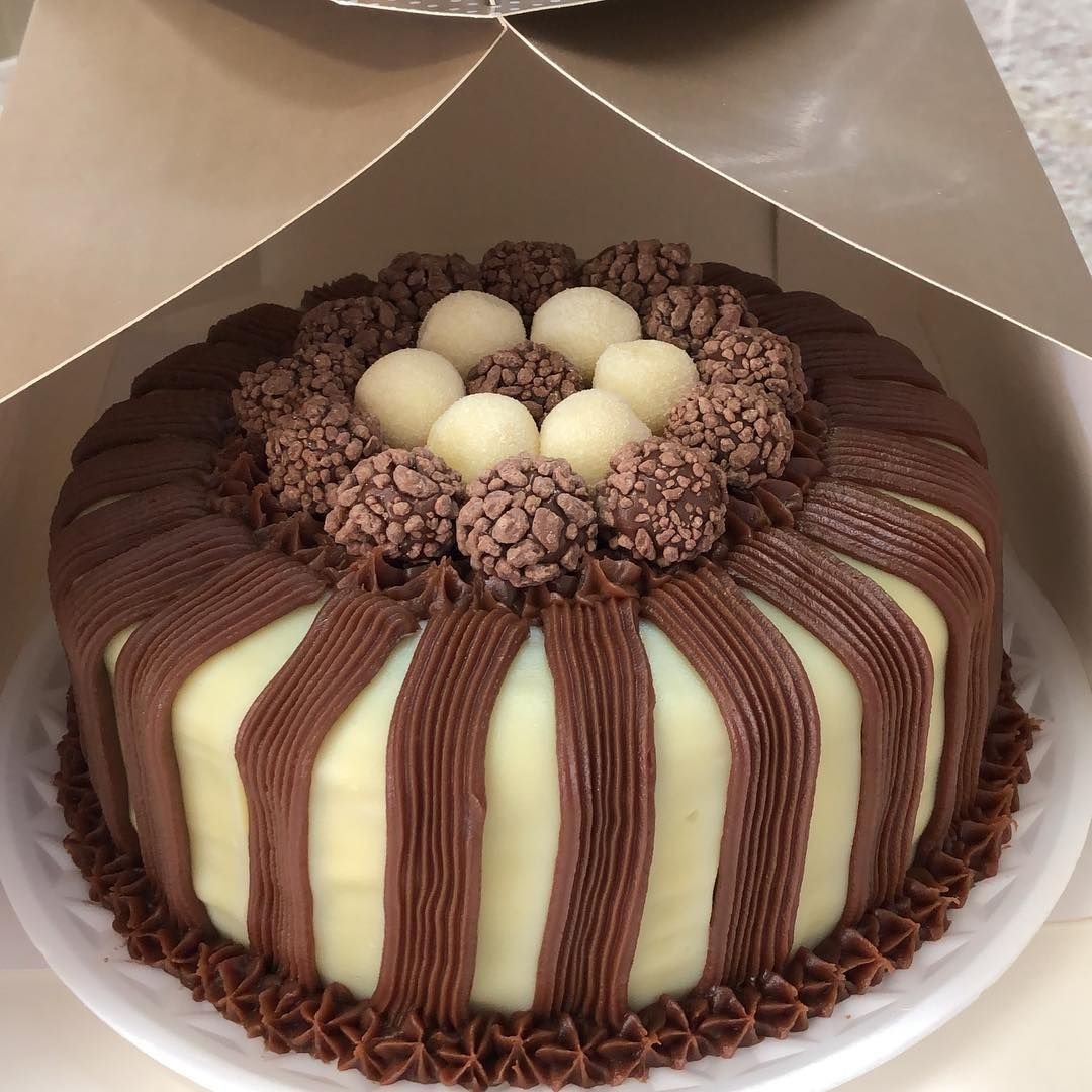 Украшение торта макаронами и клубникой