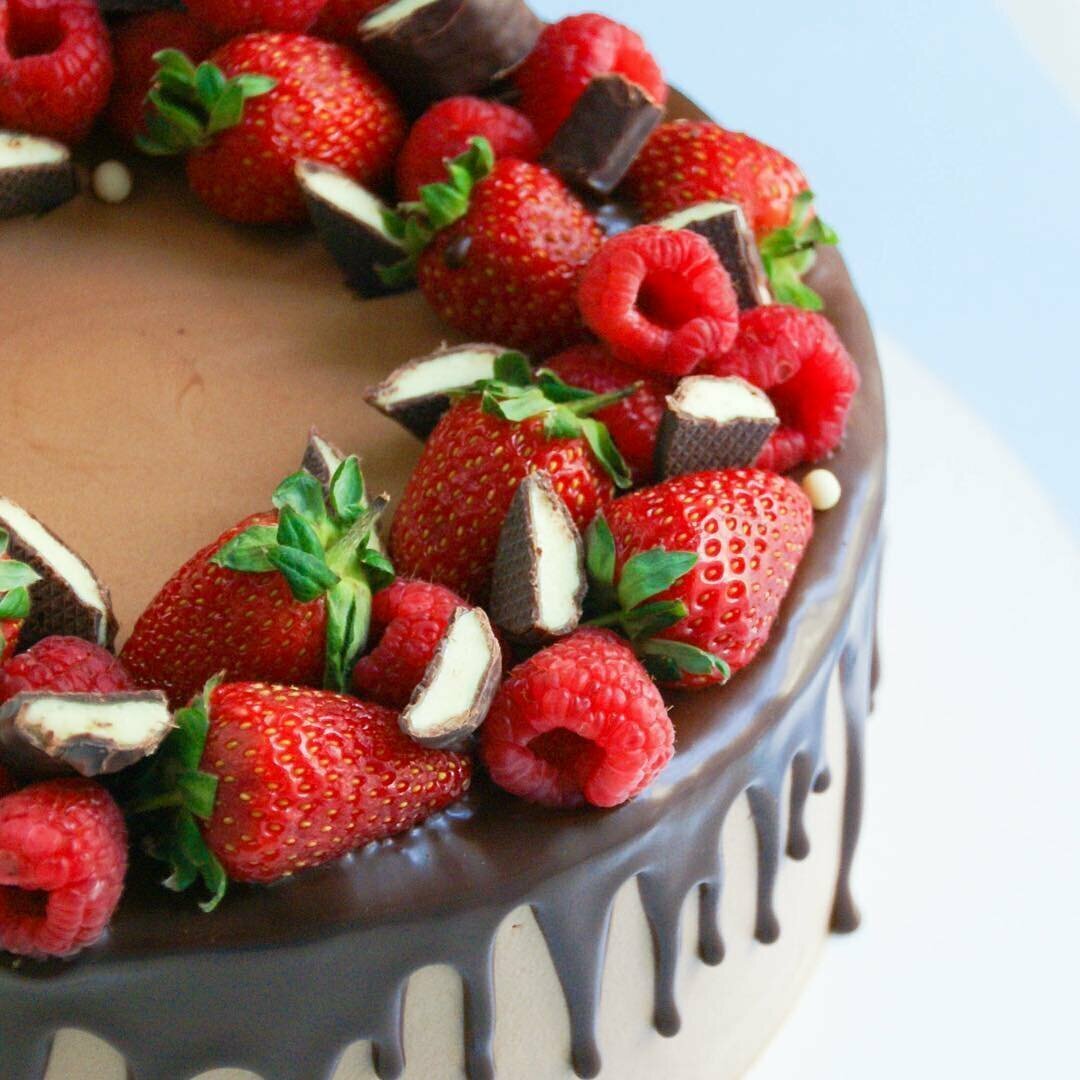 Украсить торт клубникой и голубикой