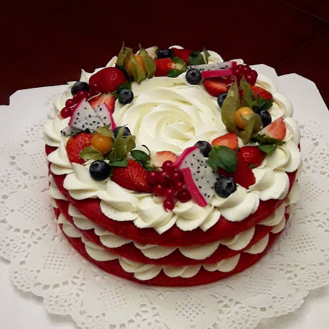 Украшение торта белковым кремом и клубникой
