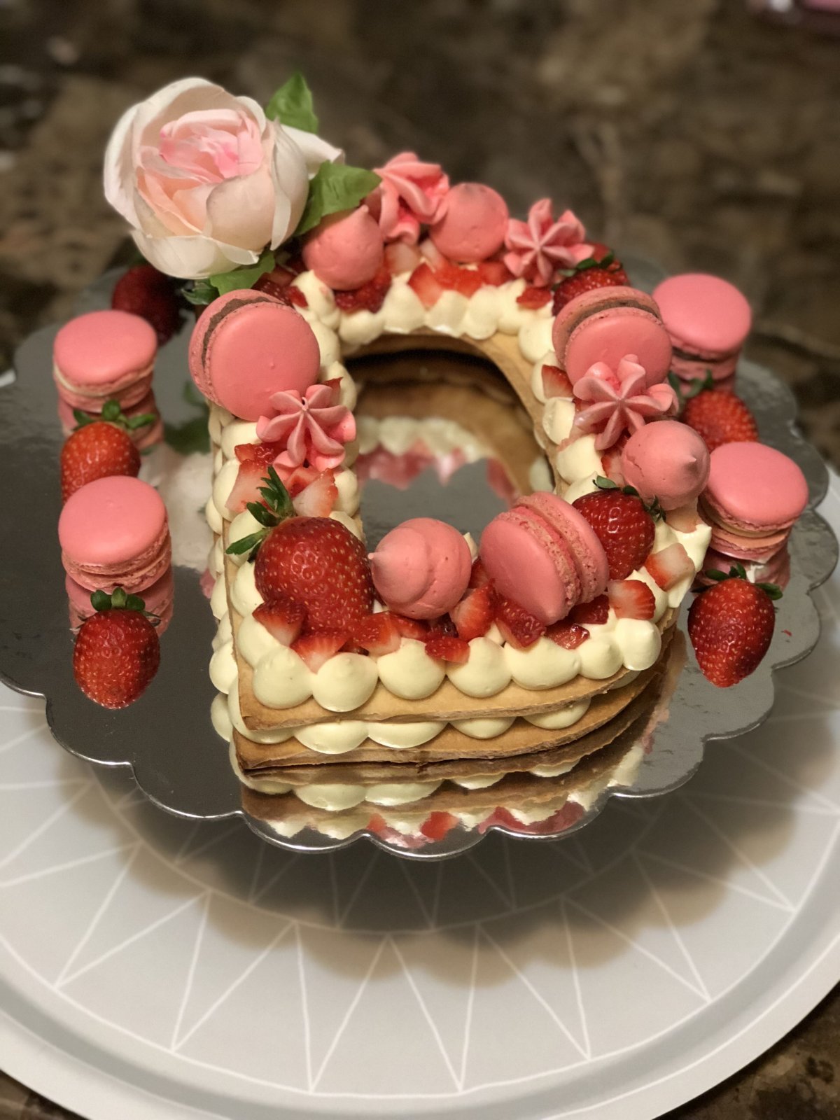 Торт с золотыми макаронами