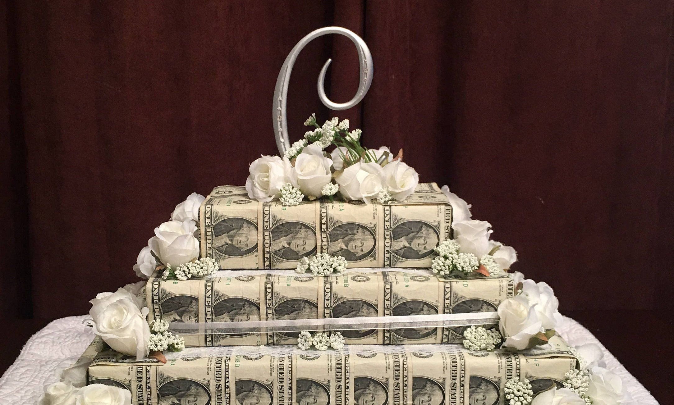 Подарок из купюр. Оригинальный подарок на свадьбу. Подарок на свадьбу торт из денег. Торт из денежных купюр. Свадебный торт из денег.