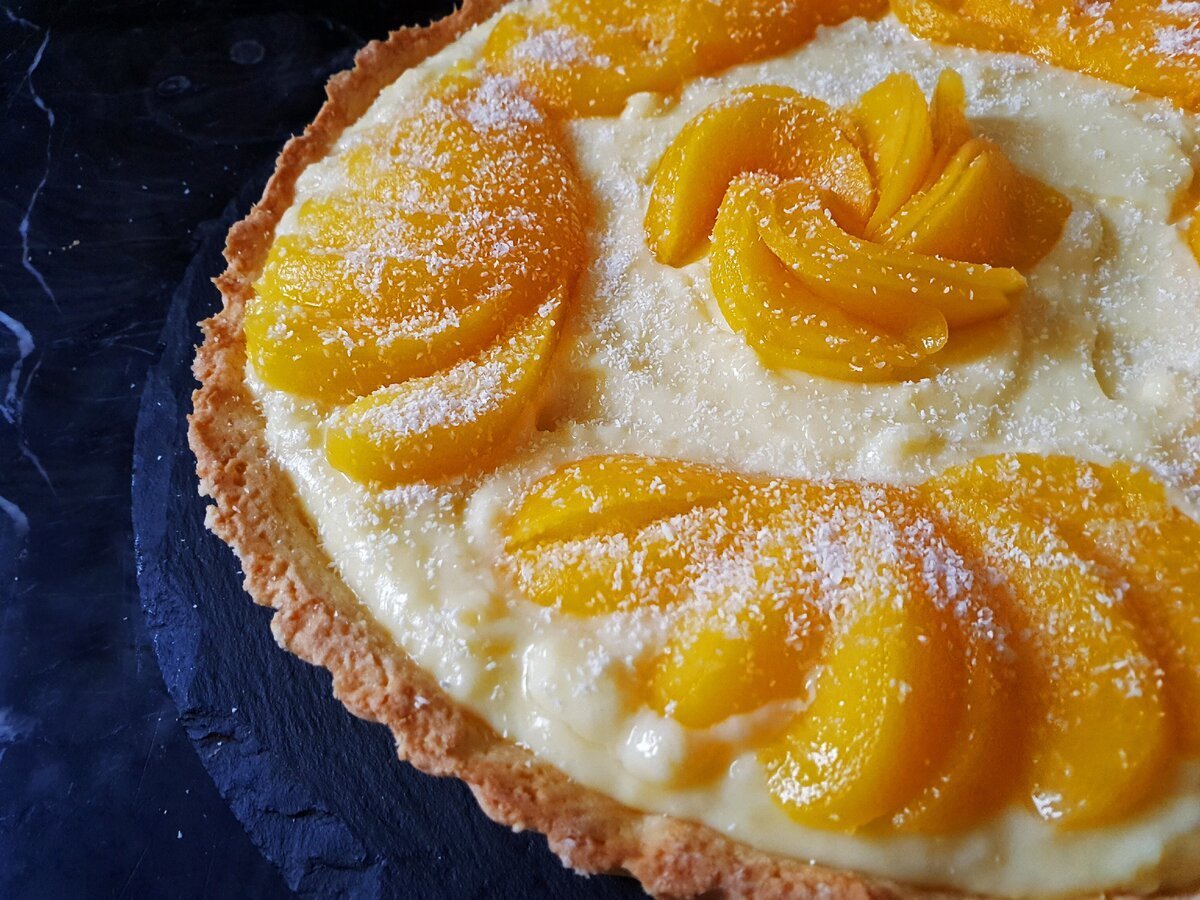 Торт с меренгами и персиками