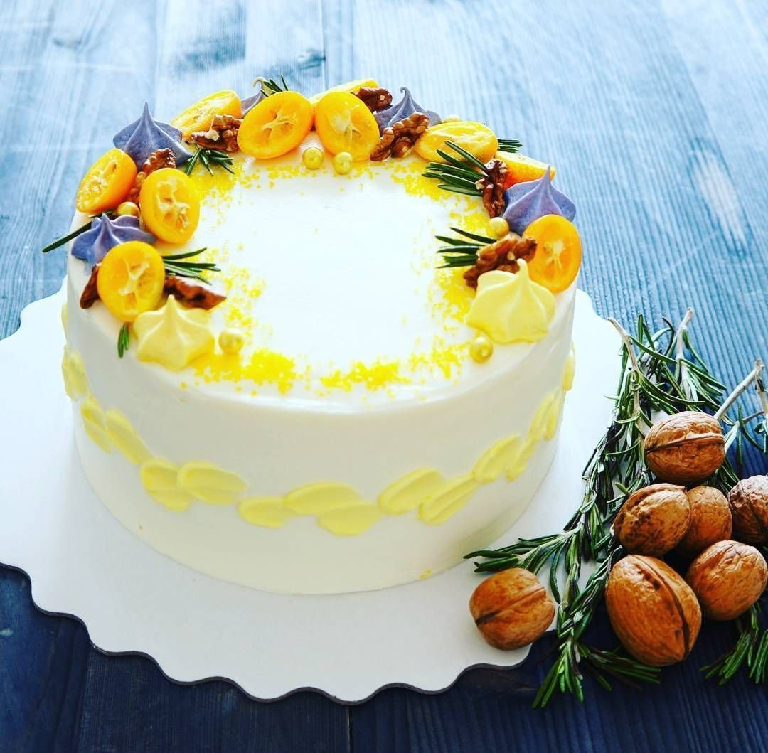 Украшение торта розмарином и ягодами