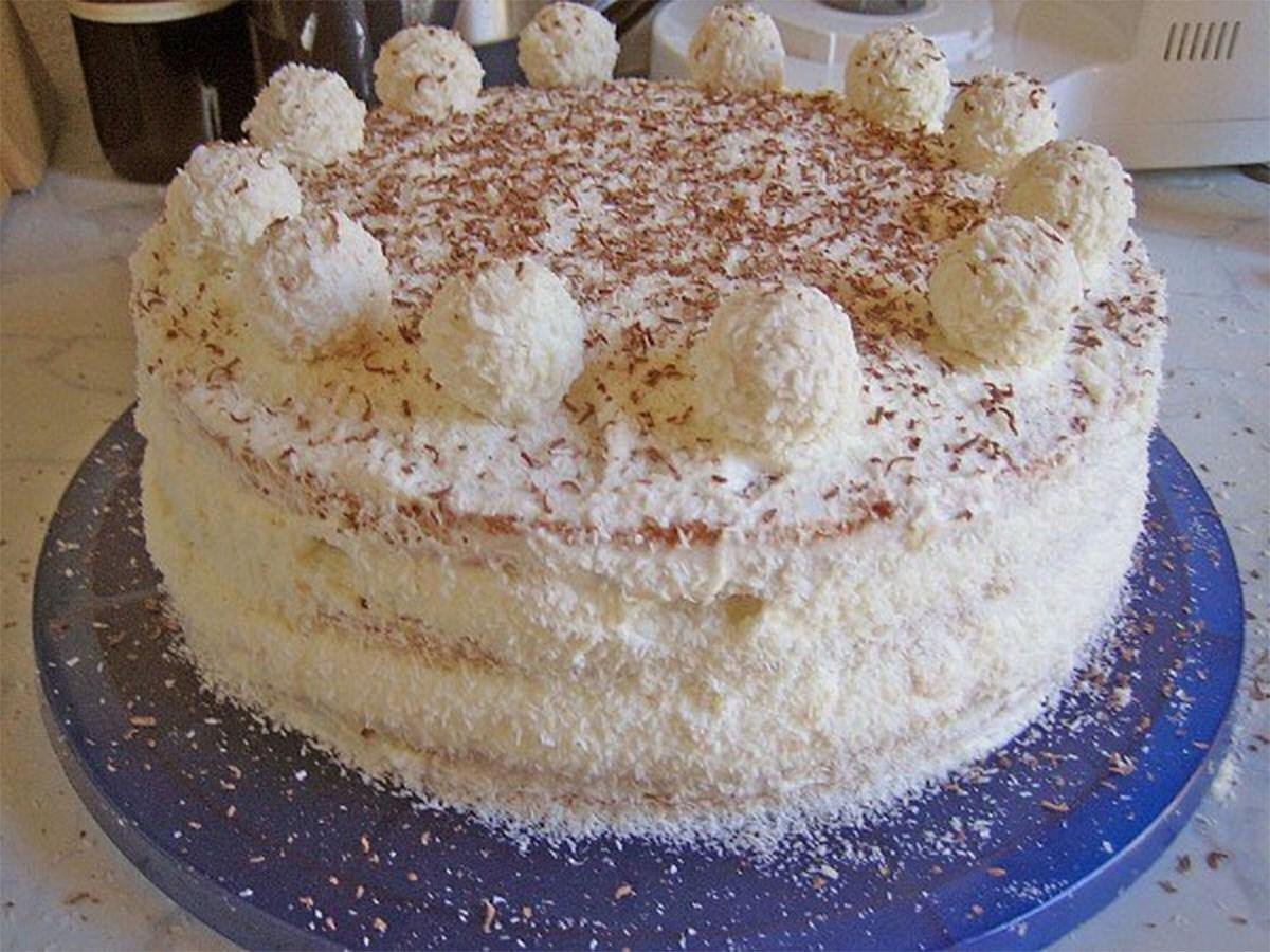 Украшение торта клубникой и Рафаэлло