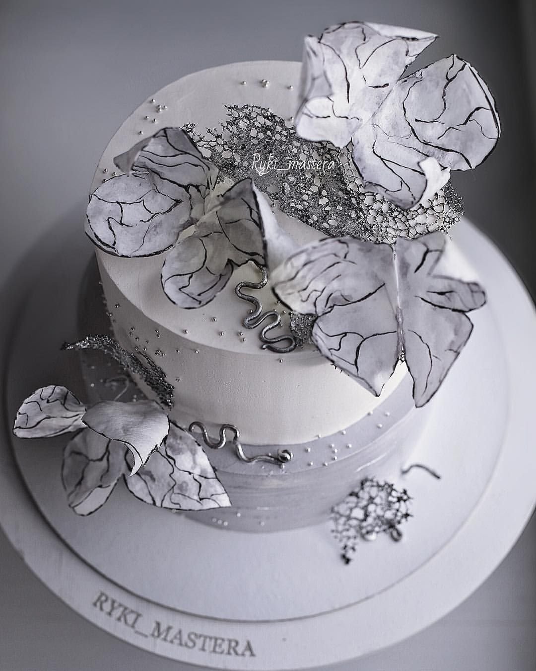 Украшения из вафельной бумаги. Торт «бабочки». Декор торта с бабочкаками. Тортик с бабочками. Торт с бабочками из сахарной бумаги.