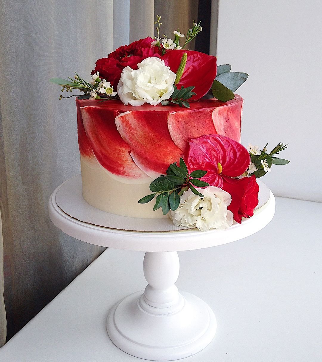 Торт с красными розами живыми