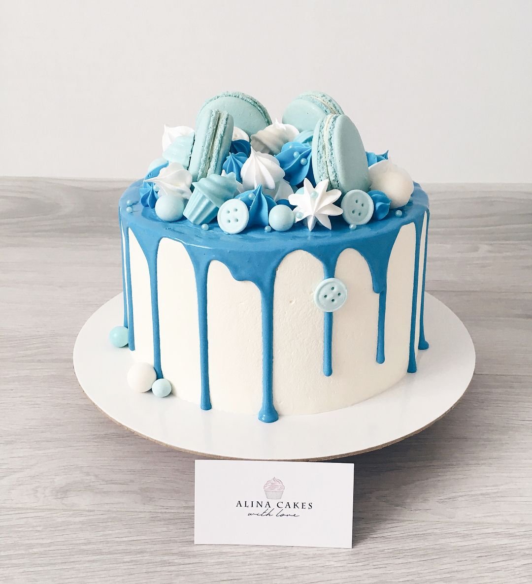 Белый торт мальчику. Голубой тортик для мальчика. Торт бело голубой детский. Торт бело голубой для мальчика. Торт в голубом цвете для ребенка.