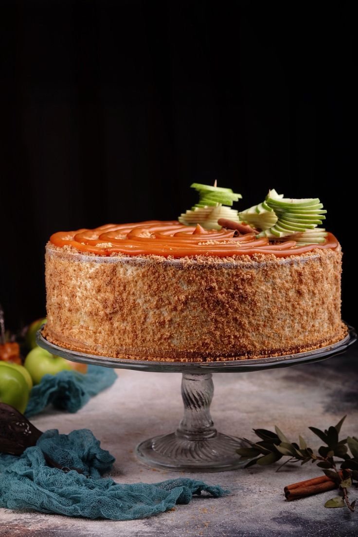 Яблочный торт с баварским муссом и соленой карамелью