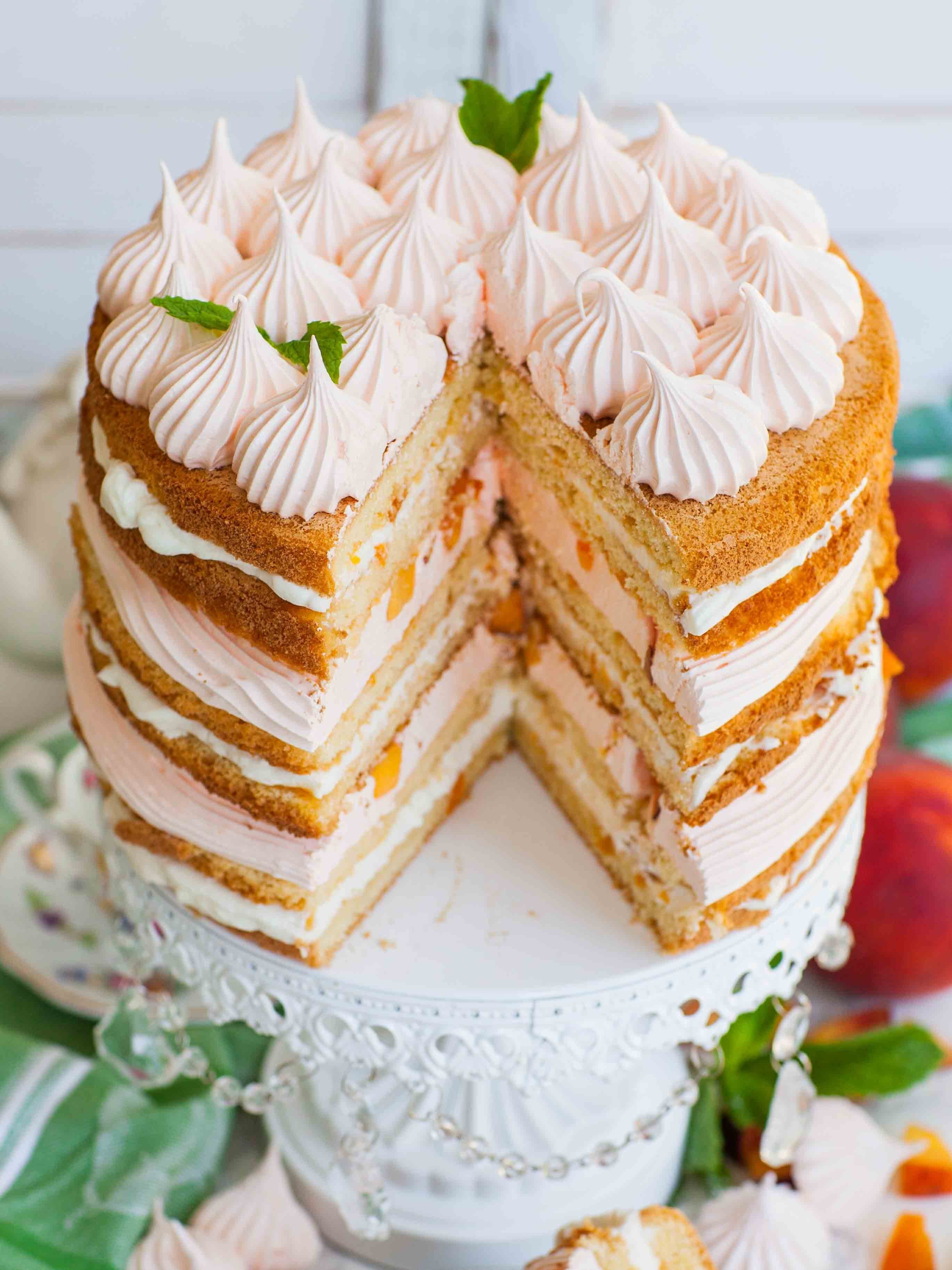 Фото торта со сливками. Торт со сливками. Торт слиток. Тортик с безе. Кремовое украшение торта.