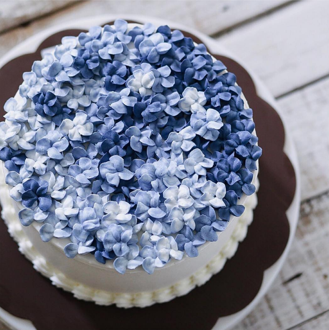 Торт с голубыми цветами