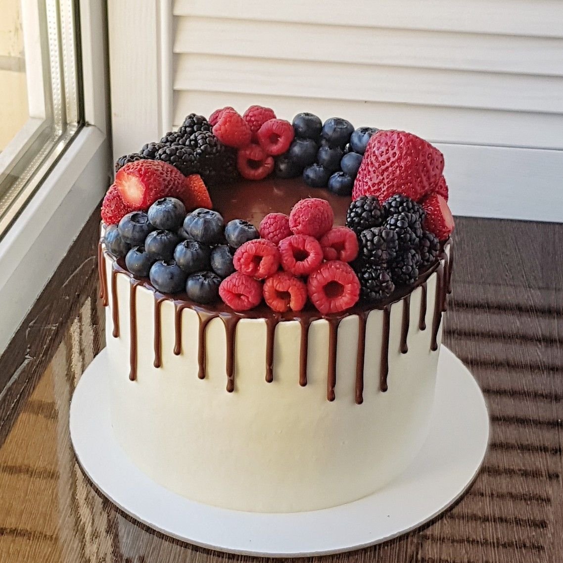 Декорация на торта с ягоди