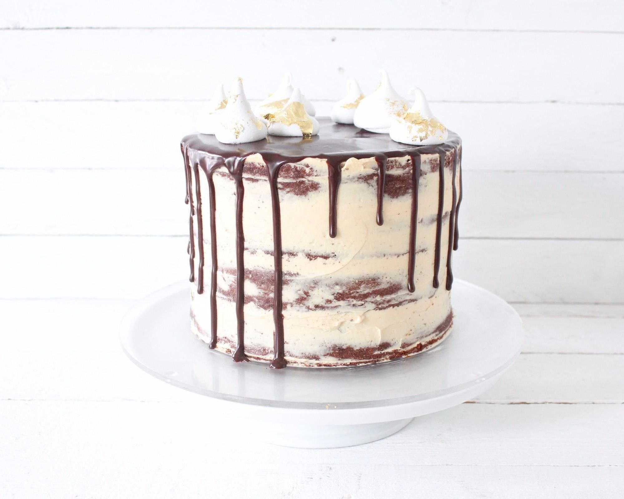 Выравнивание белым шоколадом. Шоколадный торт под белым. Белый торт с шоколадными подтеками. Шоколадный торт с белыми патеками. Шоколадный торт с белыми потеками.