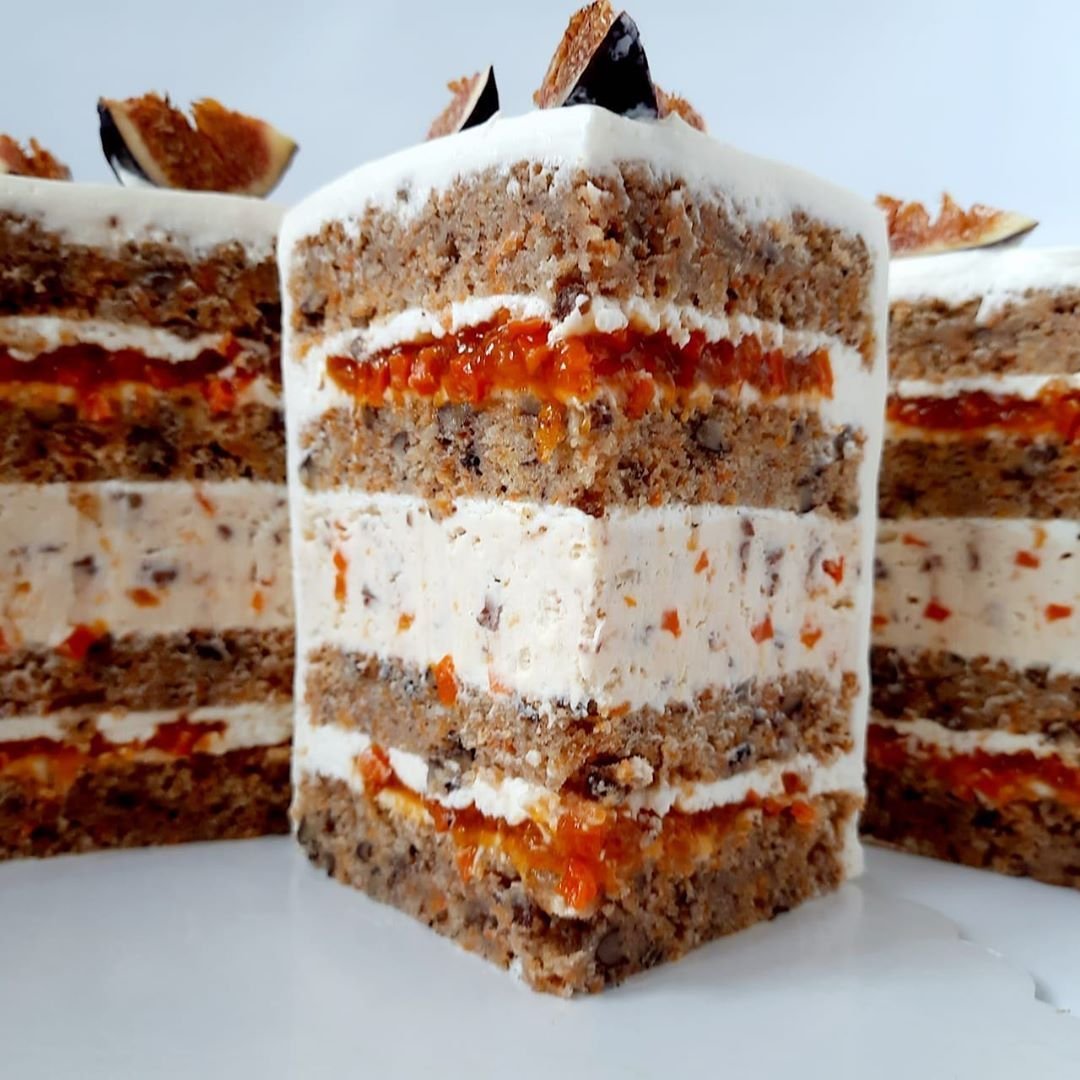 Торт с карамелью и орехами