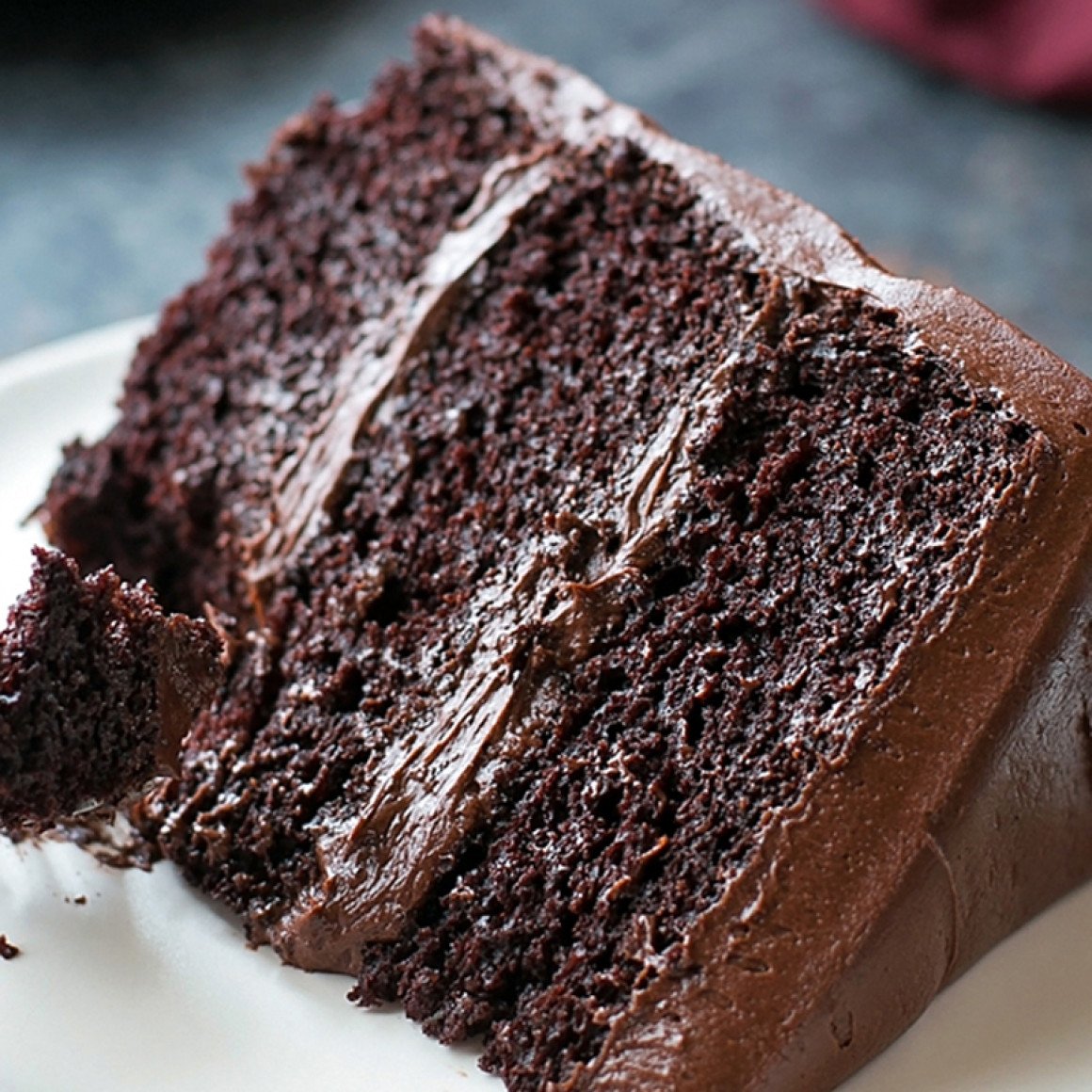 Простой рецепт шоколадного торта с фото. Шоколадный торт. Домашний шоколадный тортик. Влажный шоколадный торт. Мокрый шоколадный пирог.