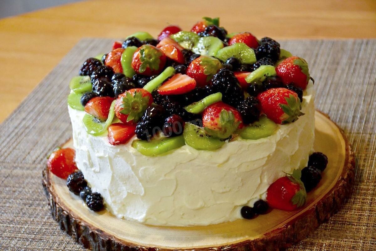 Бисквитный торт с фруктами внутри
