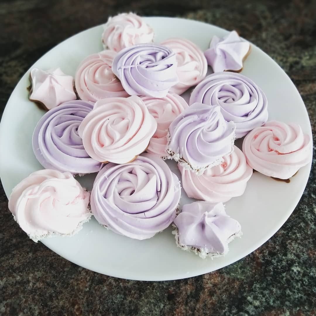 Меренговый рулет с фисташками