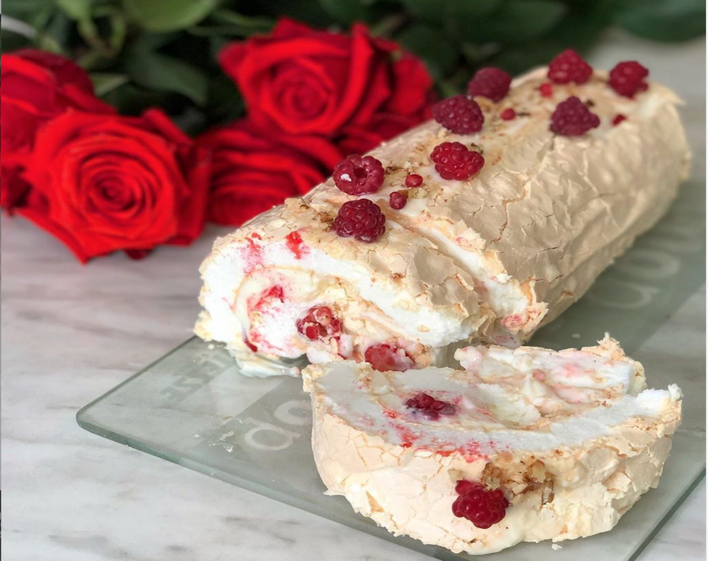 Меренговый рулет с малиной и фисташками