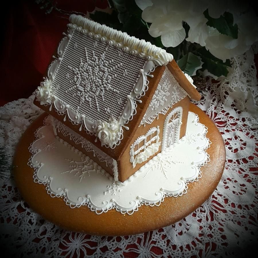 Торт украшенный пряничными домиками