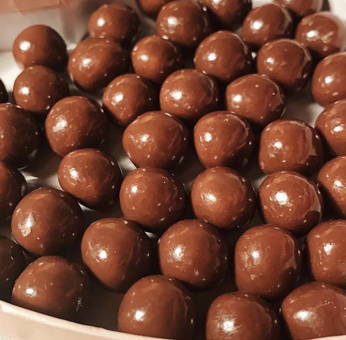 Вафельные шарики. Шоколадные шарики. Круглые шоколадные конфеты. Воздушные шоколадные шарики. Конфеты шарики шоколадные.