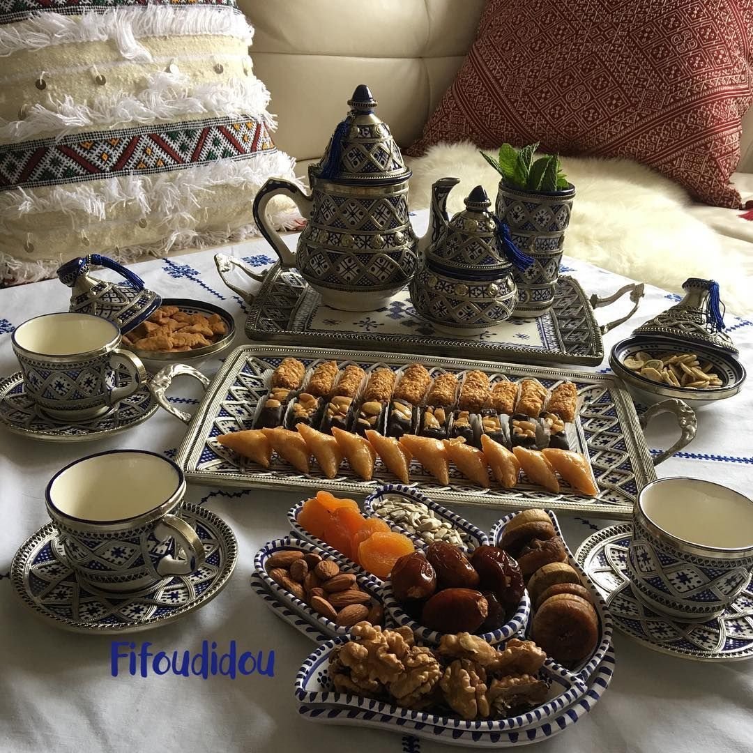 Что можно купить к чаю. Ифтар Марокко. Дастархан Марокко. Дастархан ифтар Таджикистан. Сладости к чаю.