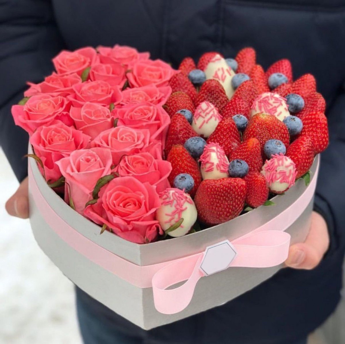 Клубника с цветами в коробке