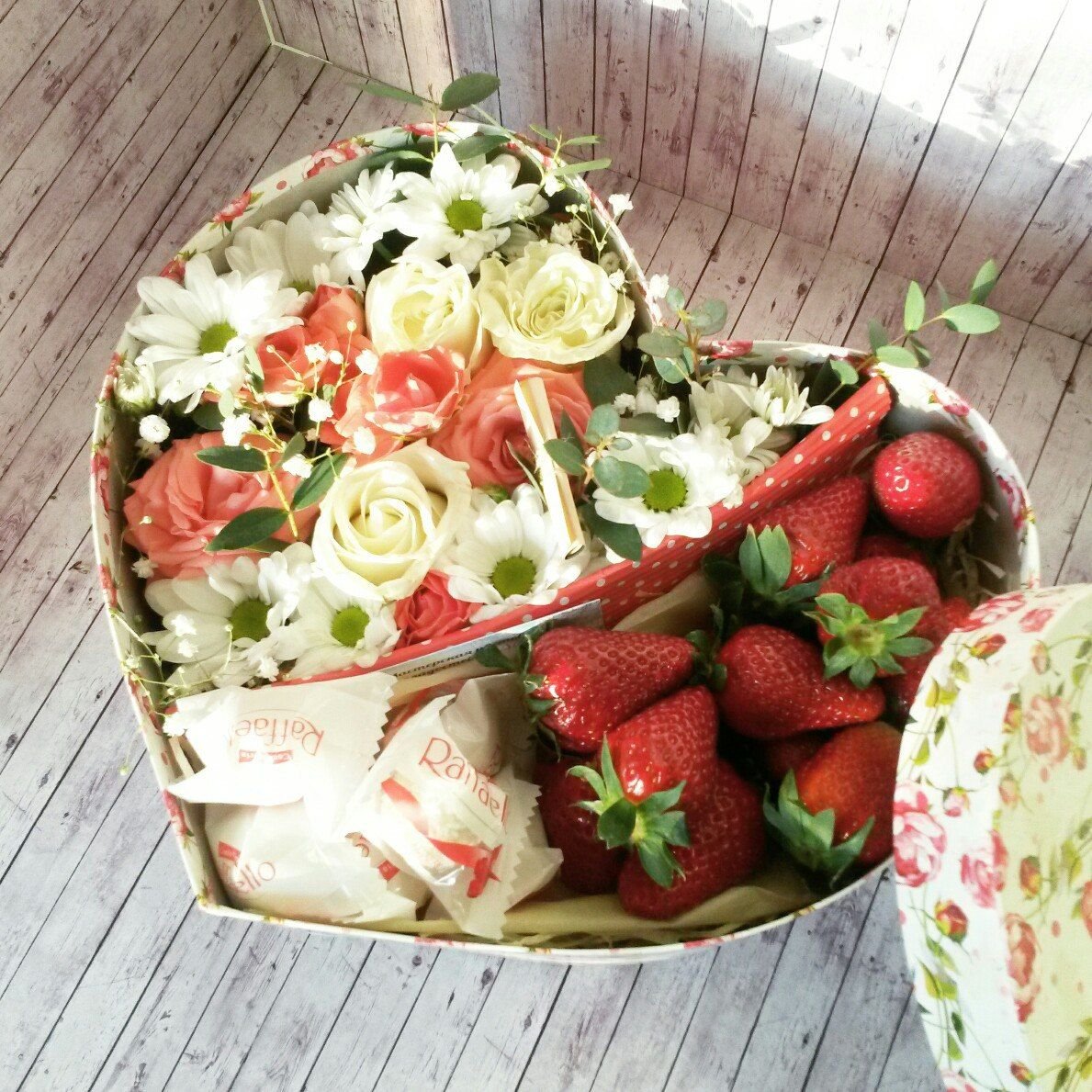 Коробки с цветами и ягодами