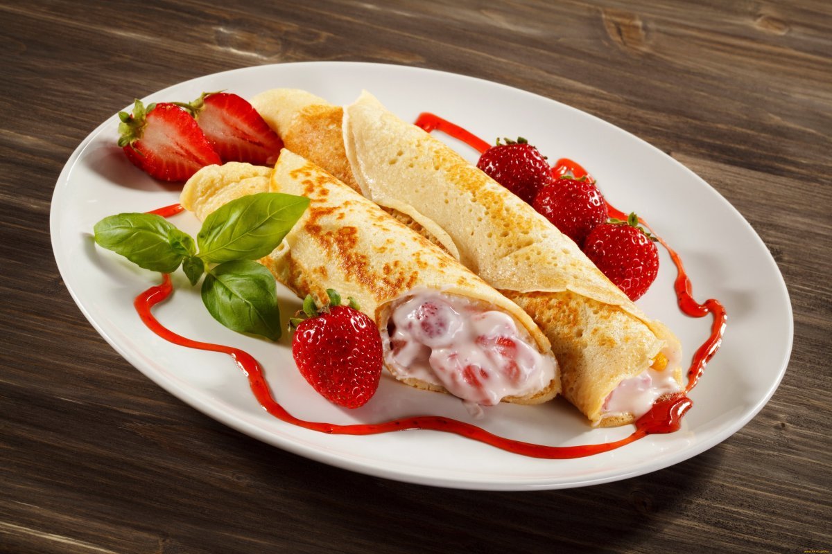 Блинчики с творогом и клубникой