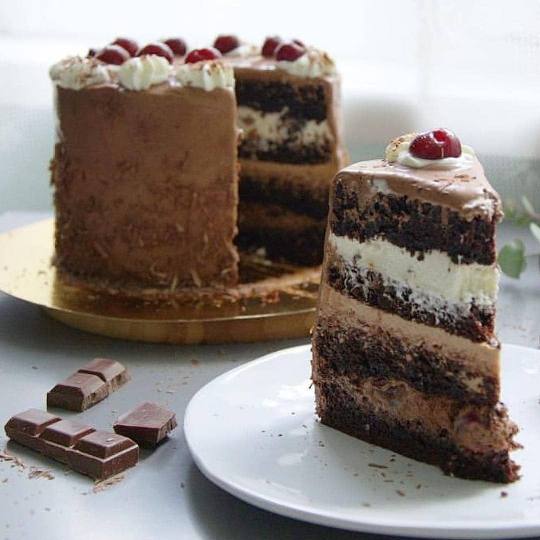Торт с шоколадными коржами