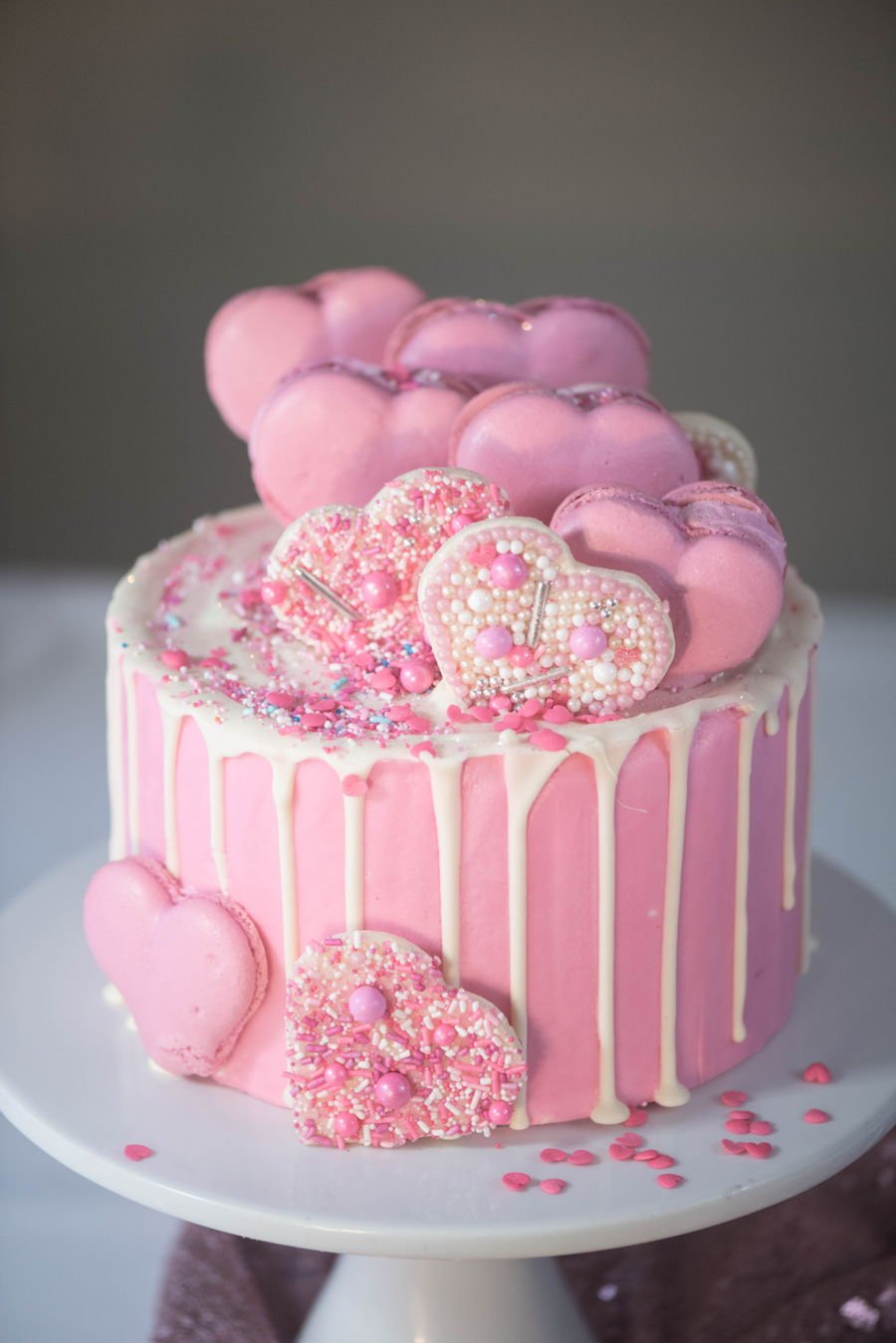 Сделать розовый торт. Розовый торт. Тортики для девочек. Украшение розового торта. Торт для девочки в розовых тонах.