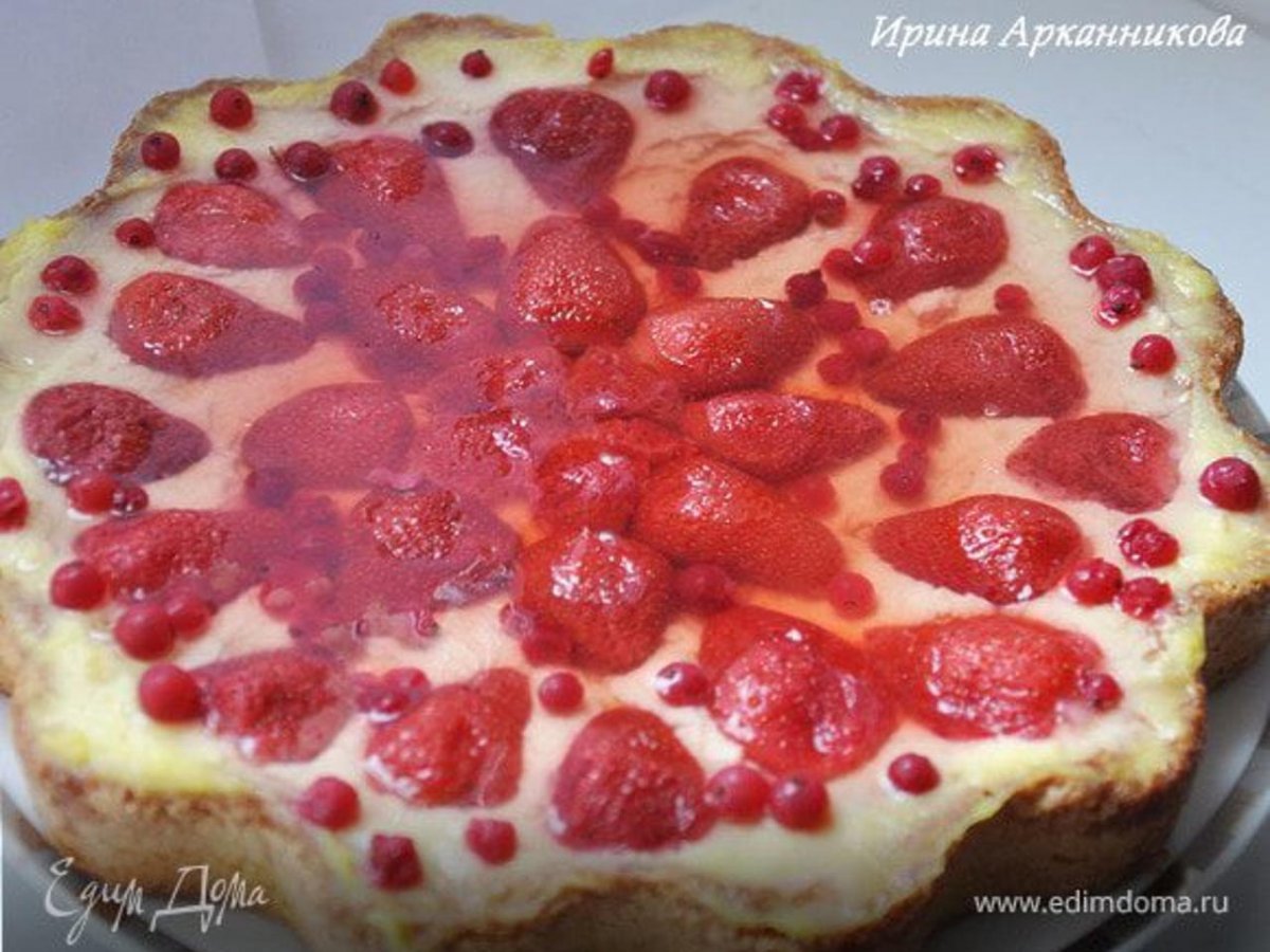 Женщина приготовила творог