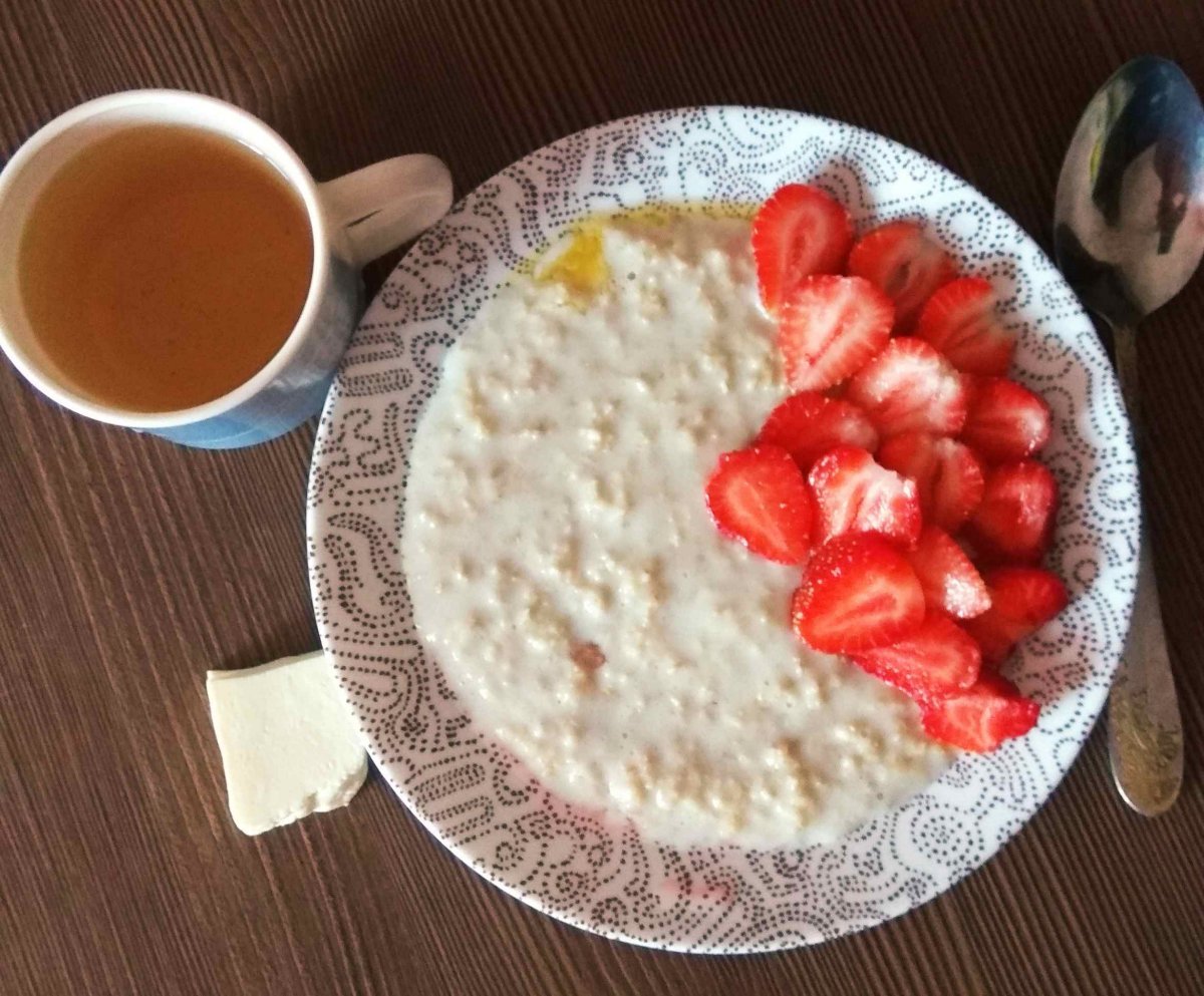 Каша с клубникой и бананом