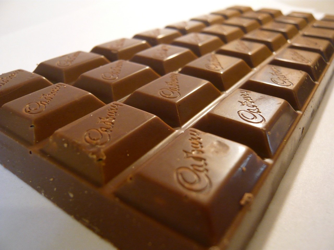 Шоколад бол. Плитка шоколада Cadbury. Плиточный шоколад. Большая плитка шоколада. Большие шоколадки.