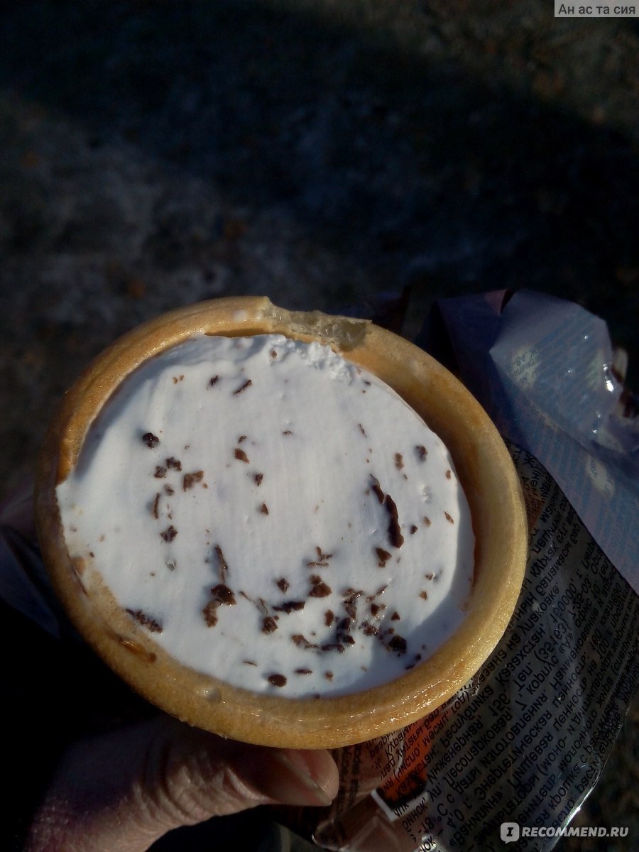 Стаканчик мороженого с шоколадной крошкой