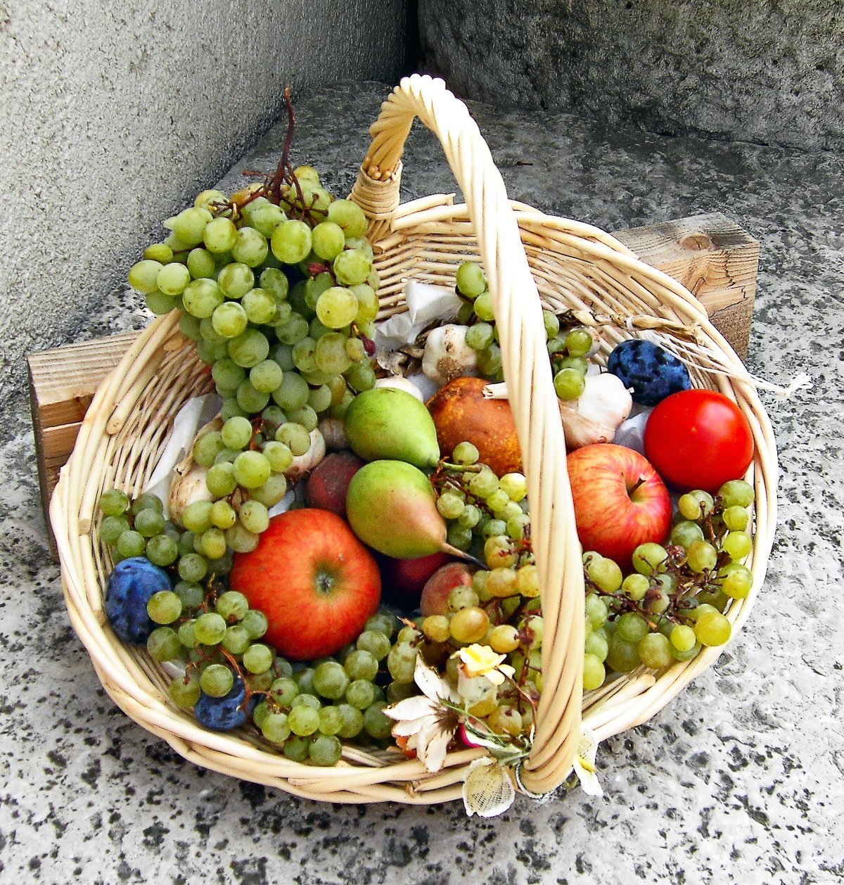 Корзина с фруктами и орешками