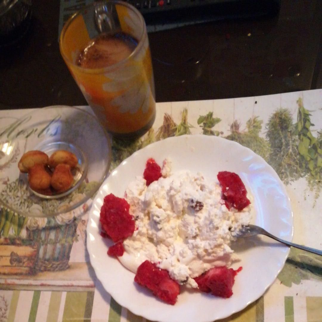 Творог с клубникой и орехами