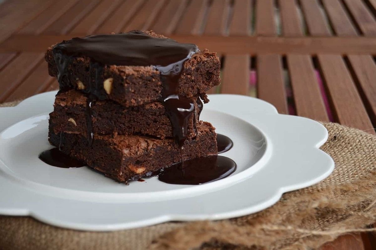 Торт брауни рецепт классический. Шоколадный кекс Browni. Chewy Brownies Брауни. Брауни с грецкими орехами. Шоколадно-банановый кекс.