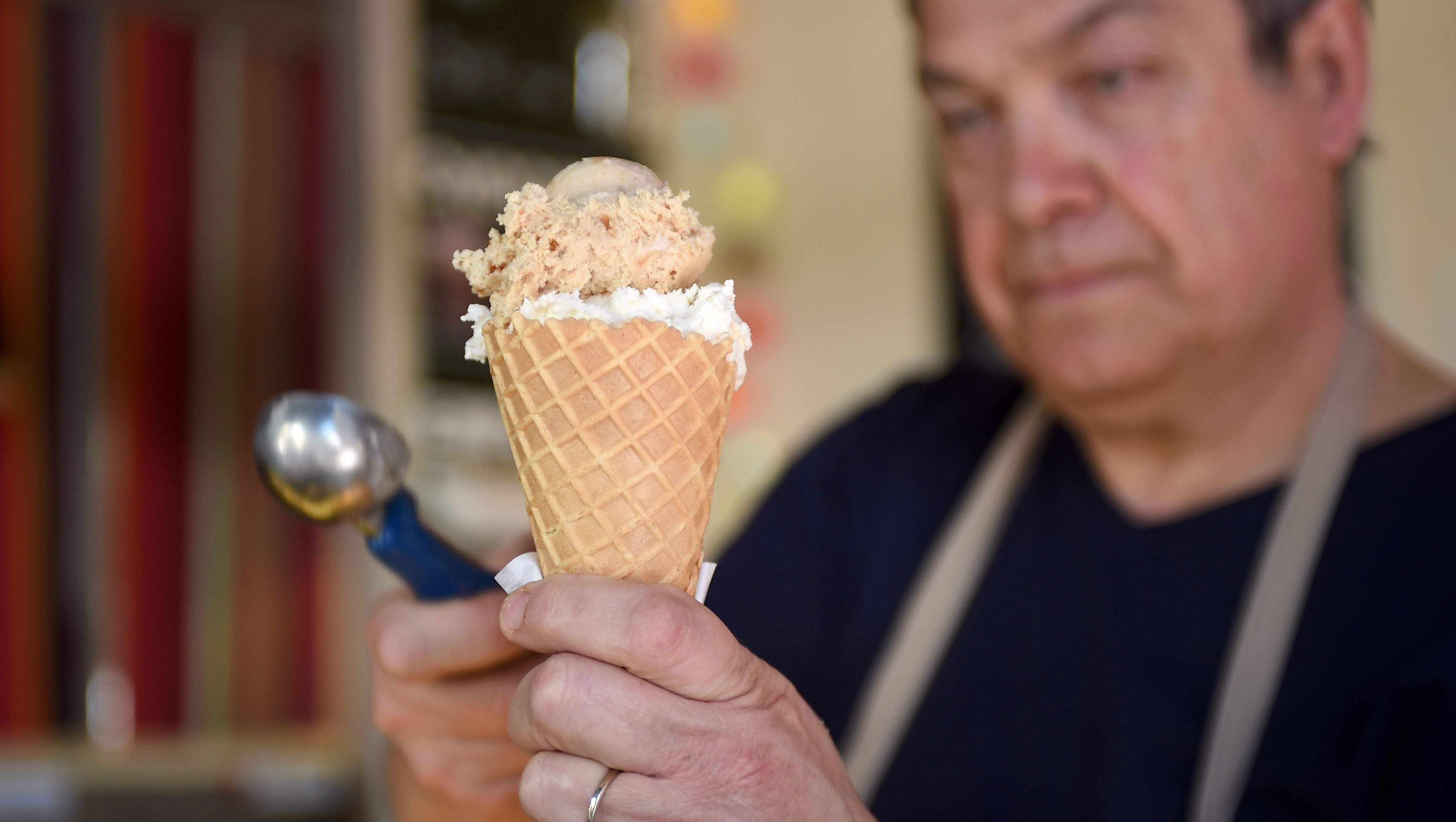 Папа мороженщика. Мороженое в вафельном стаканчике. Мороженое много. Пломбир большой. Большое мороженое.