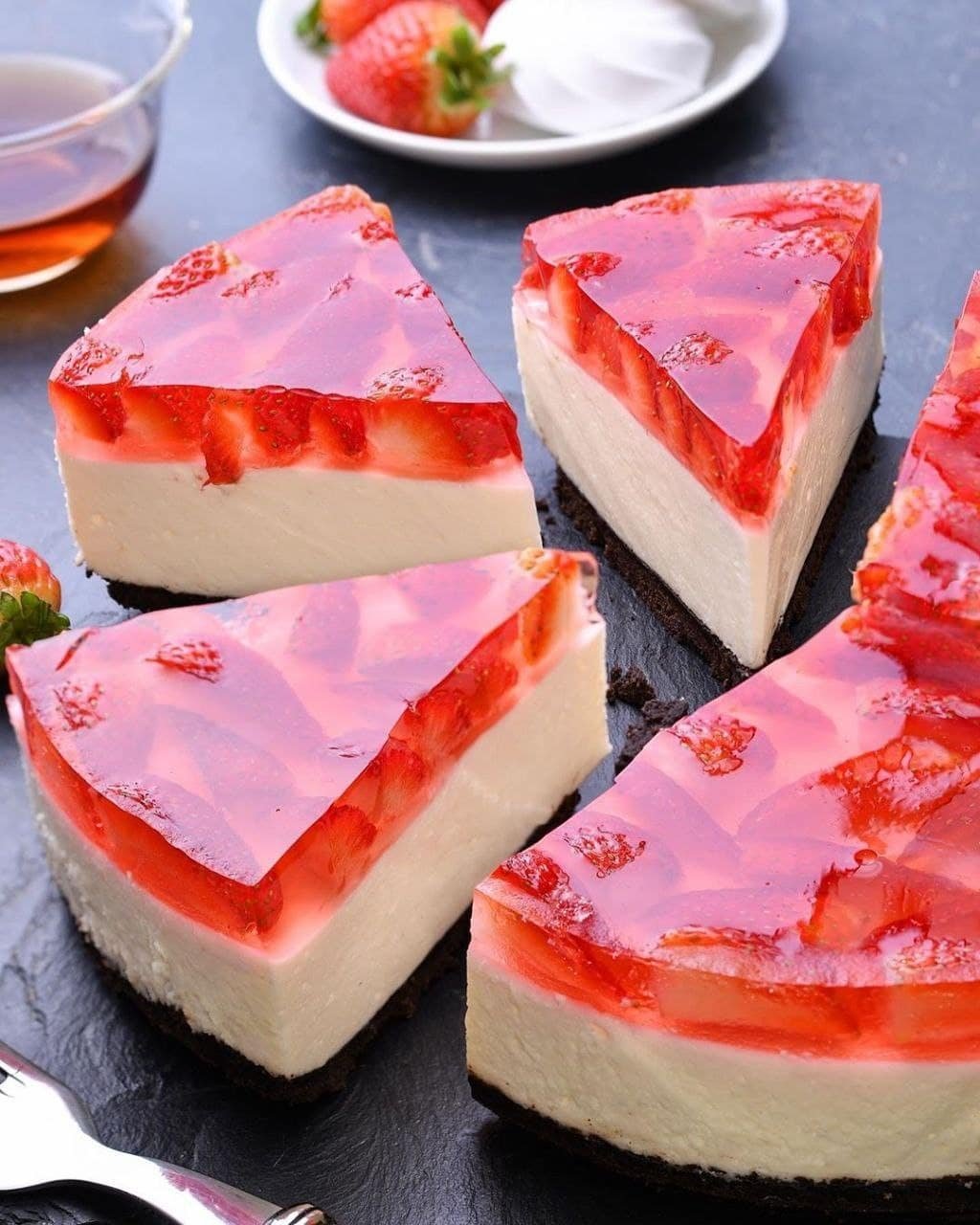 Творожный торт с клубникой без выпечки