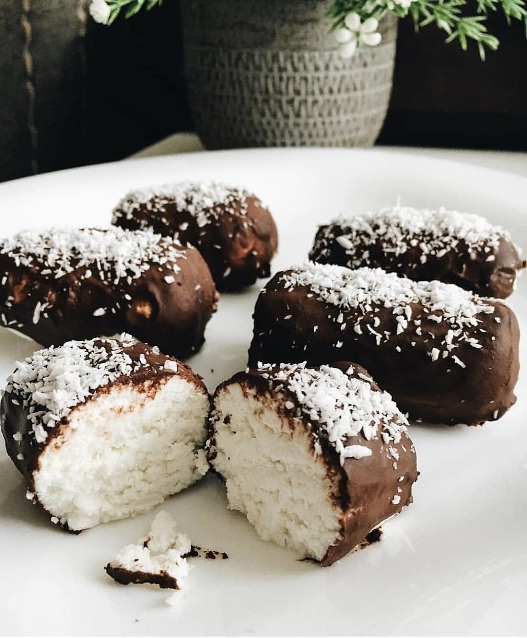 Шоколадные шарики с кокосовой стружкой